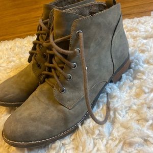 Women’s combat boots. Size 10. olive green. great condition. only worn twice